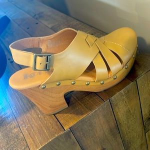 Korks tan studded clogs